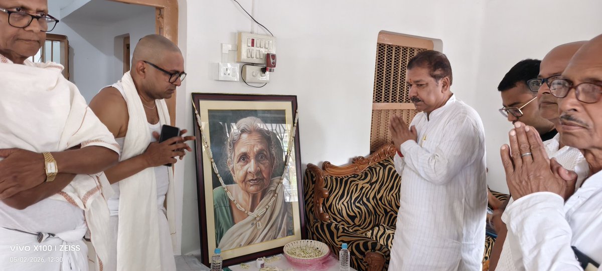 DilipJaiswalBJP's tweet photo. श्रद्धांजलि!

आज किशनगंज में बिहार राज्य खाद्य आयोग के अध्यक्ष श्री प्रहलाद सरकार जी की पूज्य माताजी के श्रद्धांजलि सभा में सम्मिलित होकर उनके तैलचित्र पर पुष्प अर्पित कर भावभीनी श्रद्धांजलि अर्पित की। इस दुःखद क्षण में शोकाकुल परिजनों के प्रति अपनी गहरी संवेदना व्यक्त करता हूं। 

ईश्वर से प्रार्थना है कि दिवंगत आत्मा को अपने श्रीचरणों में स्थान दें तथा शोक संतप्त परिवार को इस अपार दुःख को सहन करने की शक्ति प्रदान करें।