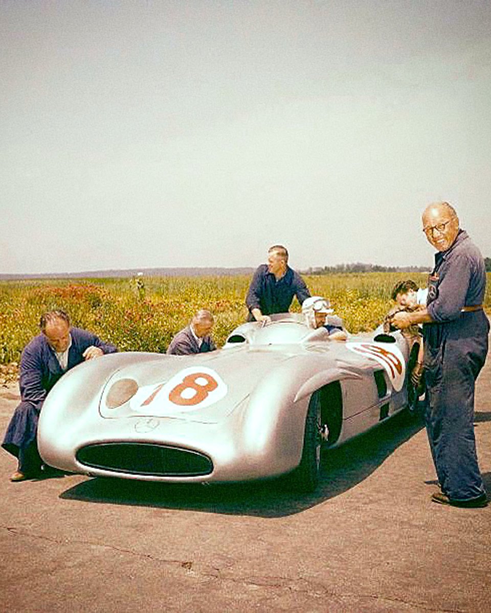 culturef1_'s tweet image. Do you remember the Mercedes W196s of 1954❔📸

#f1 #Formula1