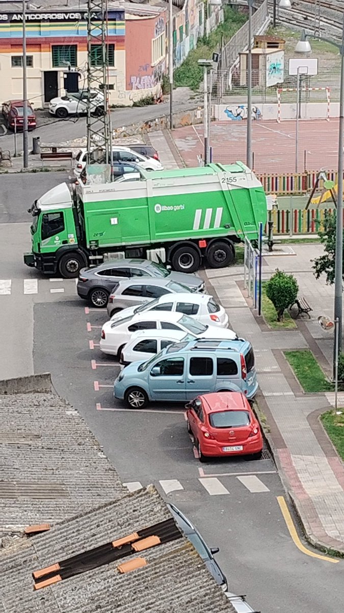 frjacaid's tweet photo. @informativost5 @_InakiLopez_ @La1_tve   Aquí en Lutxana, un humilde barrio de Erandio donde no se respeta el pequeño aparcamiento para residentes, pintado y señalizado, pero sin valor, porque el ayuntamiento no lo ha aprobado en pleno. No le ha dado valor jurídico y no se multa. https://t.co/lmjhslc7dr