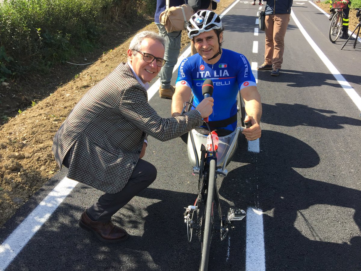 Piergiosev's tweet photo. Ciao #Alex... l'#Italia perde uno dei suoi figli migliori... ho avuto la fortuna, il privilegio di raccontare live le sue medaglie a #Londra2012... un'emozione unica, incommensurabile impossibile da dimenticare... #Alex atleta eccellente, uomo fuori dal comune... #alexzanardi https://t.co/2HQYVN9YdV