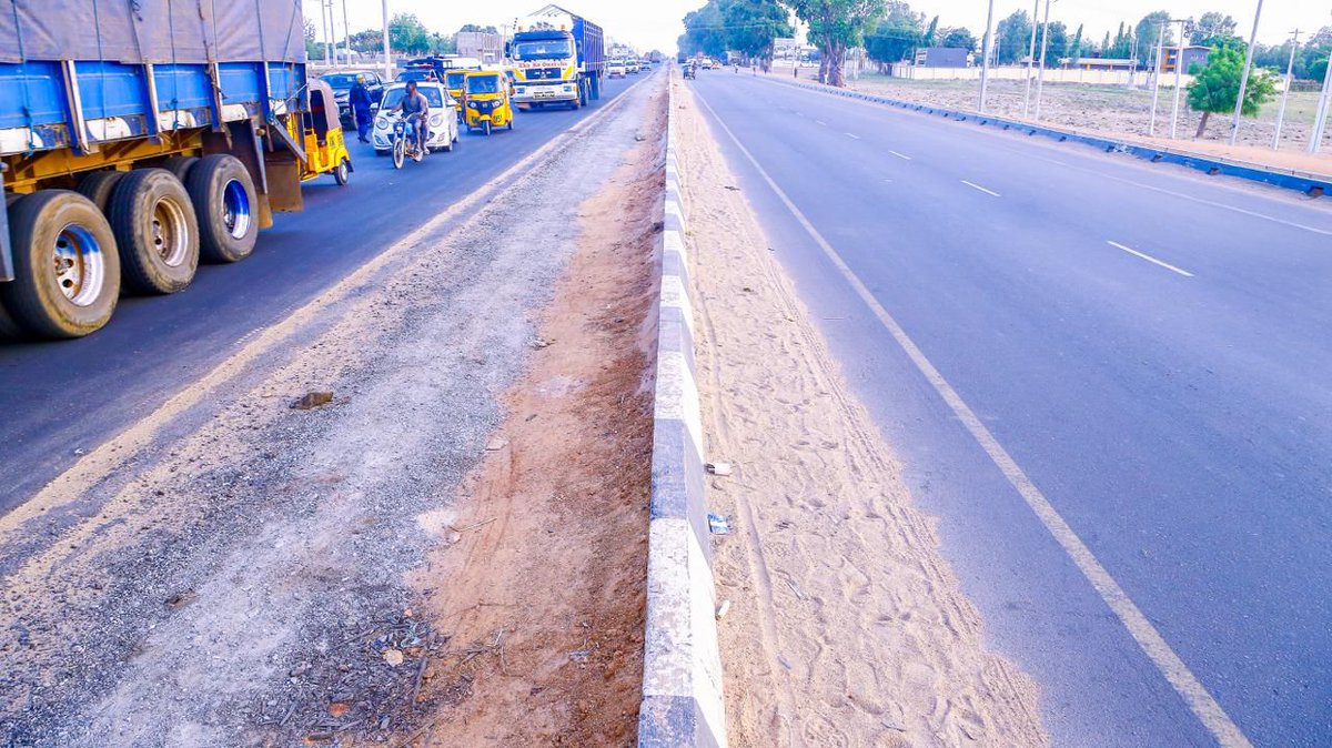 IntelMaximus's tweet photo. Day III | Touchdown Kano State – NW Media Tour | Babajide Fadoju

In Kano, we inspected Federal Ministry of Works projects on the highway. 45km is being built in 3 sections: 15km, 17km, and 13km, including a 6km dual carriageway to the city centre. 

#TinubuDidIt https://t.co/Rg4zjBI4ZC