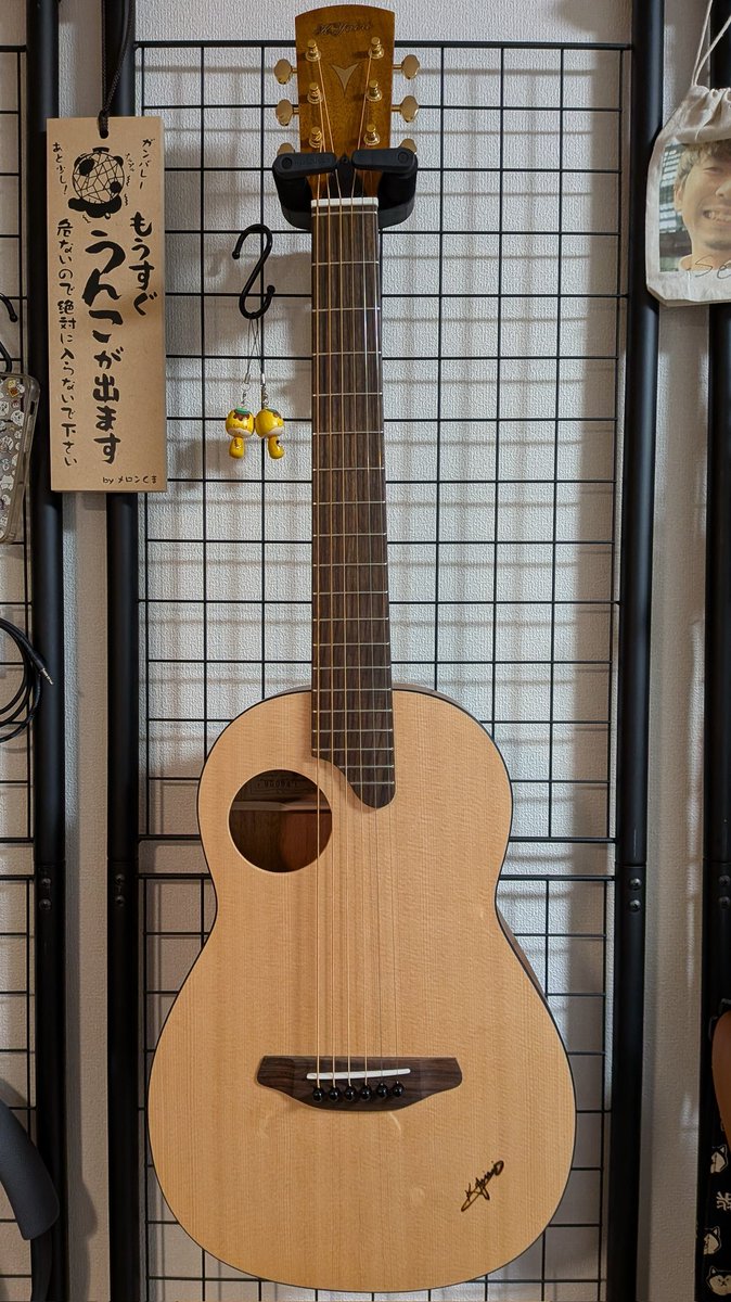 salt76uw's tweet photo. 楽器屋さん行ったらかわいいミニアコギいた https://t.co/P1dThLUpUB
