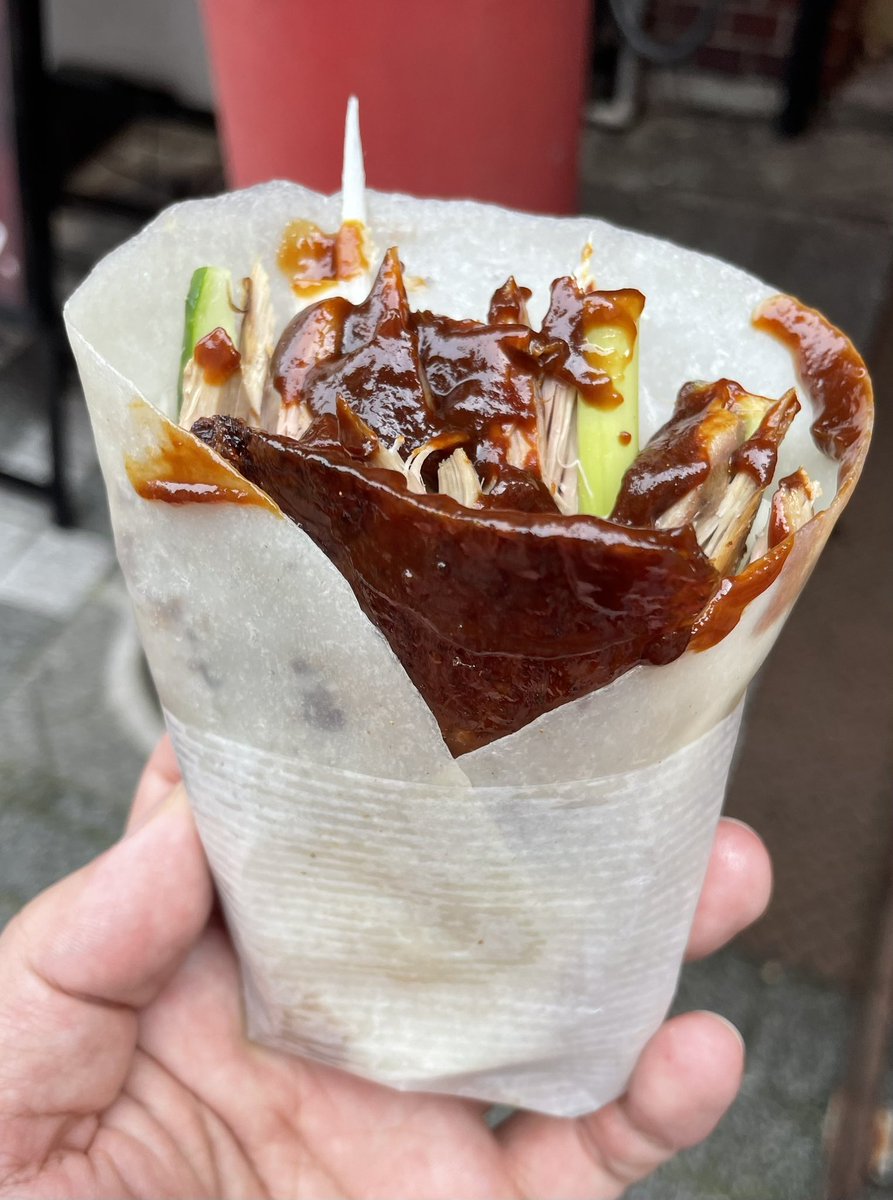 degidango's tweet photo. 神戸の中華街来た！北京ダック食べたいけどキュウリ苦手だから抜いてーってお願いしたらしっかり入ってて悲しみを背負った笑🤣 https://t.co/uJuQQPmB2P