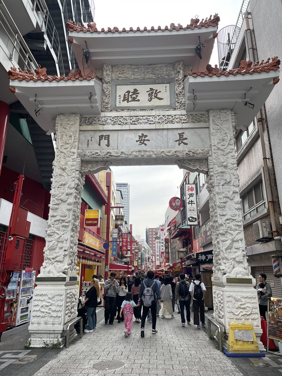 degidango's tweet photo. 神戸の中華街来た！北京ダック食べたいけどキュウリ苦手だから抜いてーってお願いしたらしっかり入ってて悲しみを背負った笑🤣 https://t.co/uJuQQPmB2P