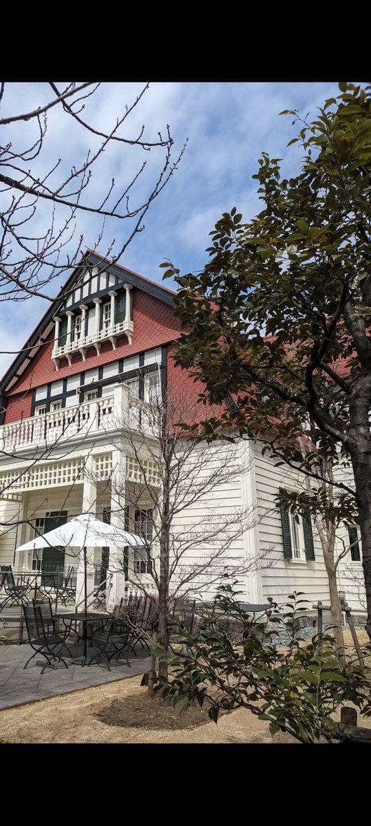 maruyokoaki's tweet photo. 【文豪、ジブリに影響の建物】

江戸東京たてもの園（東京小金井）の①②の信濃町に建っていた洋館は三島由紀夫の作品に描かれています。駒場の前田侯爵家、鎌倉別邸も三島作品のモデルとして登場。
小金井にはスタジオジブリもあり、たてもの園の文豪も見たレトロな建物が作品に影響を与えています。 https://t.co/4AIDR8tb6C