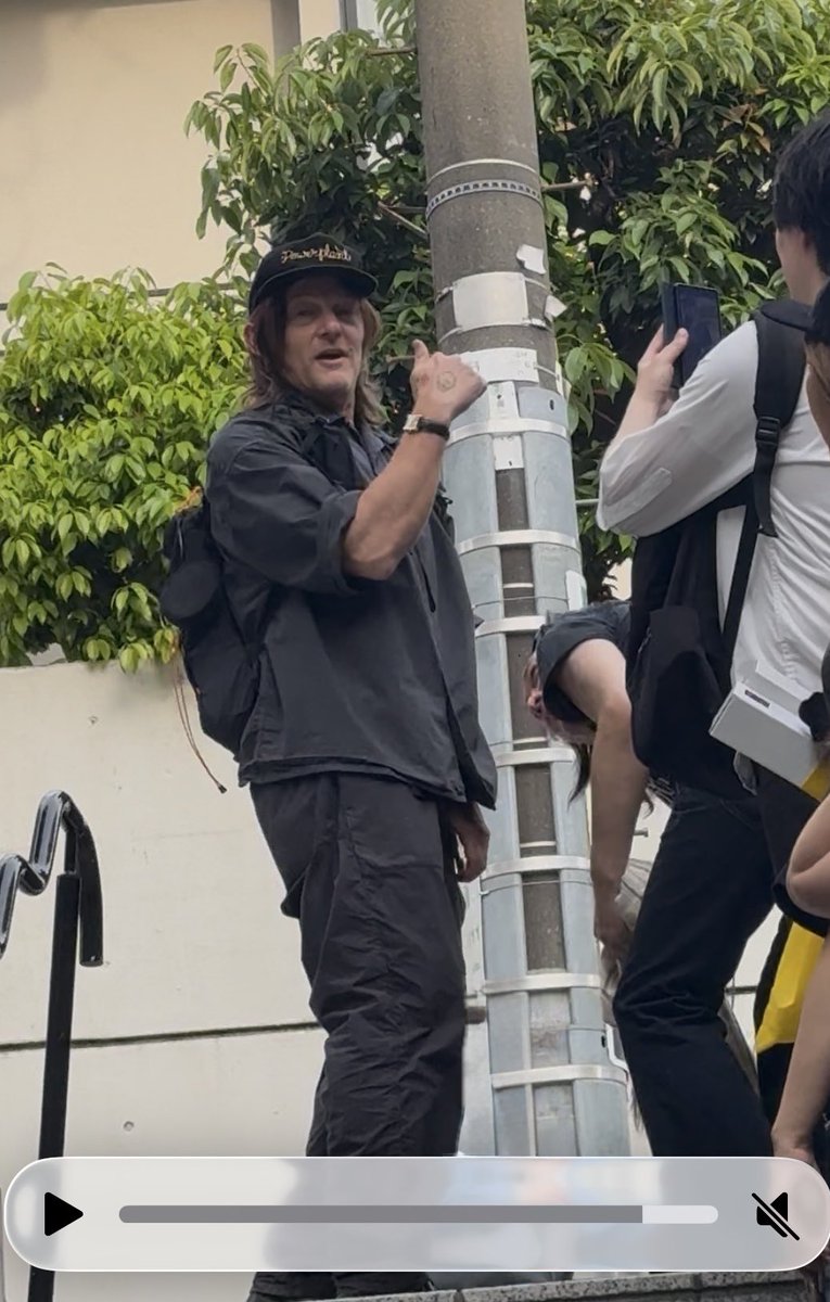 syumi_nishisan's tweet photo. #normanreedus #ノーマンリーダス 
ノーマンリーダス様のサイン会にて
拙い英語でウォーキングデッドとバレリーナを観たと伝えるとシーズン4の話をしてくれました！セルフィーもありがとうございます！優しくてかっこよかった！Thank you! #InTransit https://t.co/G0piOSQBCg