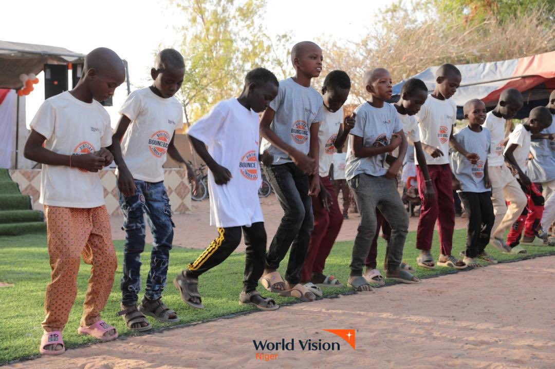 WorldVisionNe's tweet photo. Lancement du Camp Birthday Bounce Back Zinder 2026 

Ce 1er mai, la ville de Zinder a vibré au rythme de la jeunesse et de l’espérance avec le lancement du Camp Birthday Bounce Back Zinder 2026.

Près de 300 enfants RC du programme de parrainage du cluster de Zinder prennent part à cette initiative festive et éducative, symbole de résilience et de joie partagée.

La cérémonie d’ouverture a été honorée par la présence du Gouverneur de la région de Zinder, accompagné des Administrateurs Délégués de la commune 3 de Zinder et de la commune de Koleram. Leur engagement témoigne de l’importance accordée à l’épanouissement des enfants et au renforcement des liens communautaires.

Ce camp marque une étape forte : offrir aux enfants un espace de jeu, d’apprentissage et de célébration, tout en consolidant les valeurs de solidarité et de citoyenneté.

Le Camp Birthday Bounce Back Zinder 2026, c’est plus qu’un événement : c’est une promesse de sourire, de confiance et d’avenir pour chaque enfant.
#worldvision
#BirthdayBB