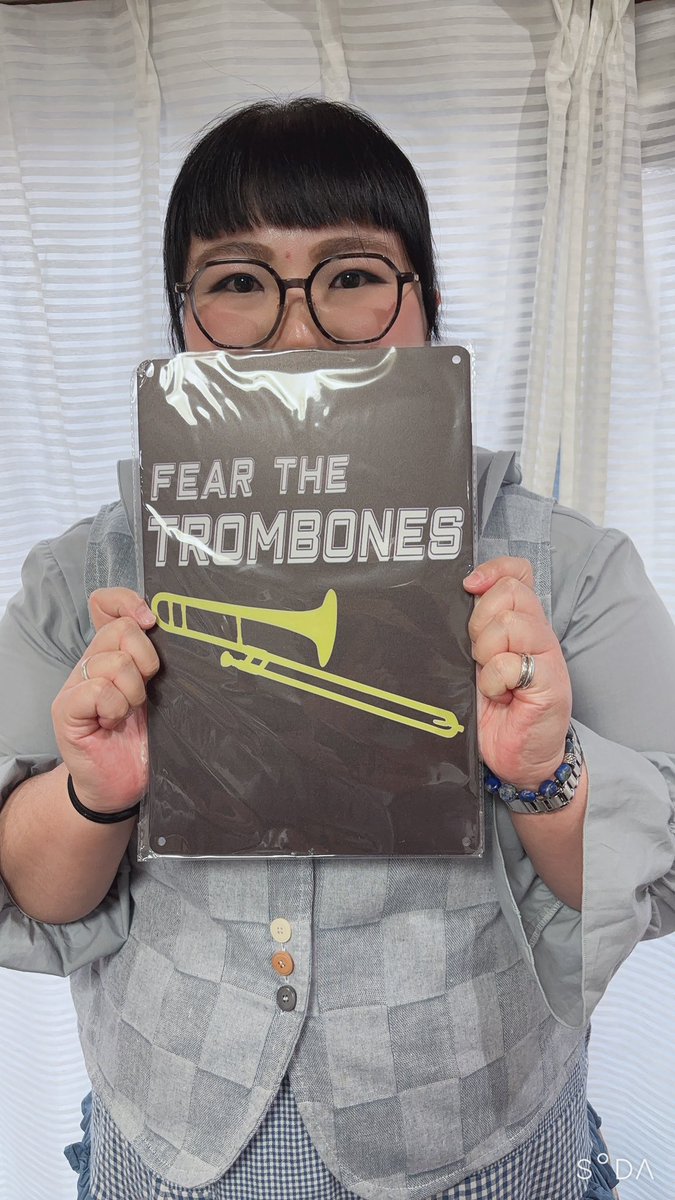 REMINGTON_Emory's tweet photo. 師匠からお誕生日プレゼントを頂きました！

『トロンボーンもレッスンしてますよ』という、レッスン室に飾る物です。

何が1番嬉しいかって、自分の弟子が1人前になって人に教えている事を、認めてくださった事です🥲 https://t.co/r4lmjGCKGG