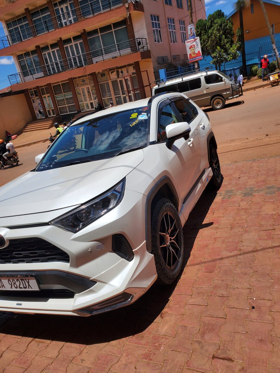 Isaac Bezos 🇺🇬 tweet media