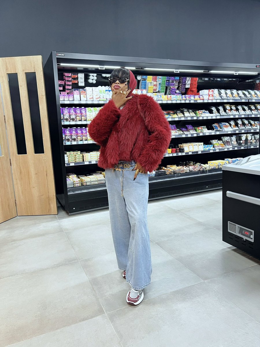 KhadeeSmiles's tweet photo. Not the biggest fan of grocery runs, but if I get to serve a look while doing it? Say less. 🛒💅 https://t.co/Qkv3mQCtKn