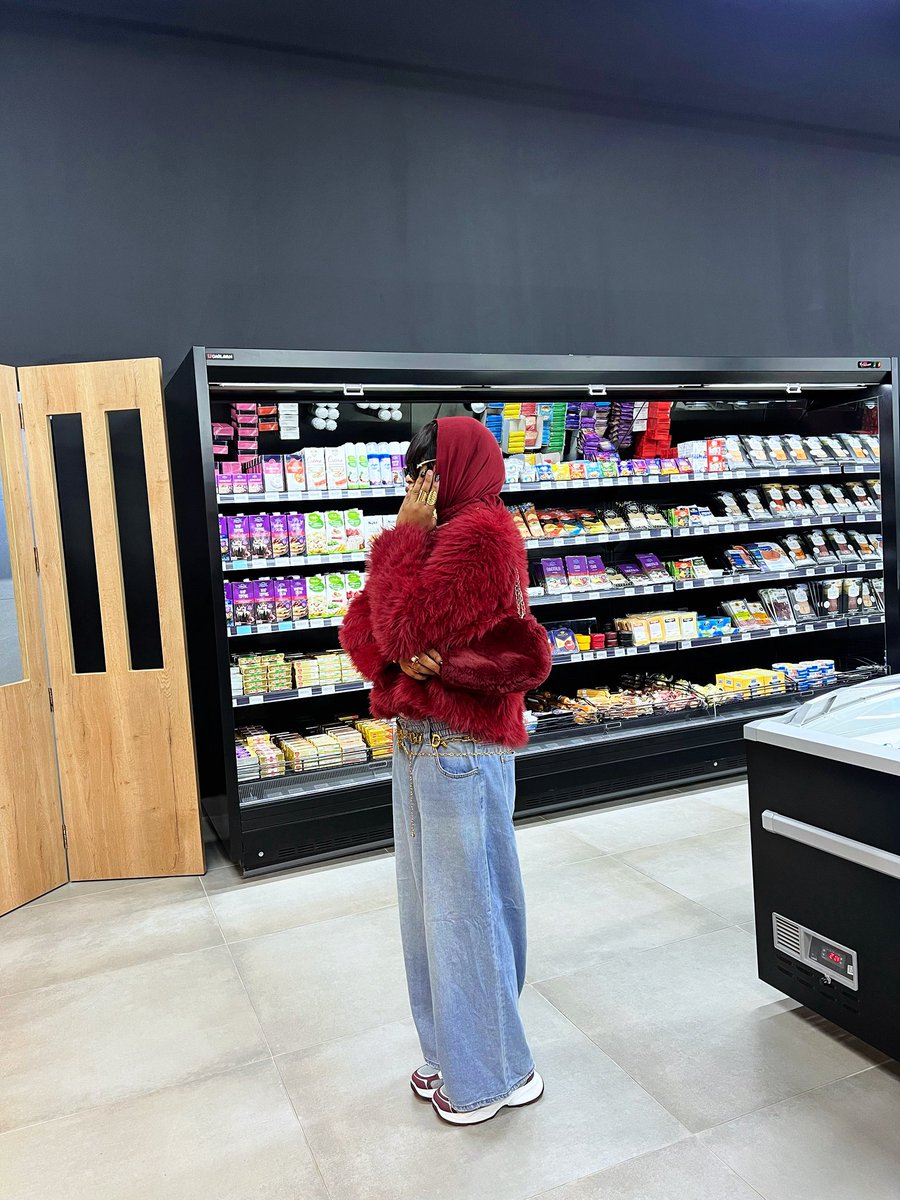 KhadeeSmiles's tweet photo. Not the biggest fan of grocery runs, but if I get to serve a look while doing it? Say less. 🛒💅 https://t.co/Qkv3mQCtKn