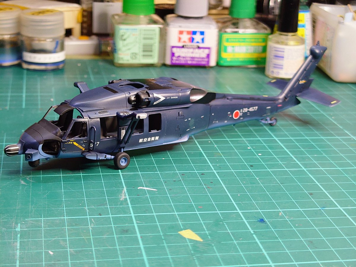 ハセガワ 1/72 UH-60J 製作
デカールを貼付けてます😊