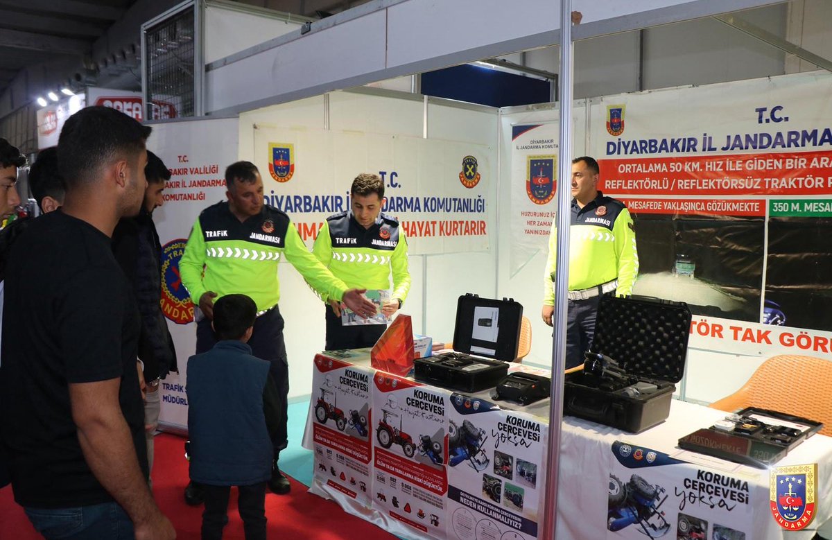 jandarma's tweet photo. Diyarbakır İl Jandarma Komutanlığı emrinde görevli Trafik Jandarması ekiplerimiz, Mezopotamya Tarım ve Hayvancılık Fuarı’na katılarak vatandaşlarımızla bir araya geldi.

Fuar kapsamında açılan stantta; çiftçi vatandaşlarımız ile zirai araç ve traktör kullanıcılarına reflektör ve dönerli flaşörlü lamba kullanımı ile genel trafik kuralları hakkında bilgilendirme yapıldı.

📍 Mezopotamya Uluslararası Fuar ve Kongre Merkezi-Diyarbakır

#Jandarma
#TrafikJandarması
#JandarmaAsayiş