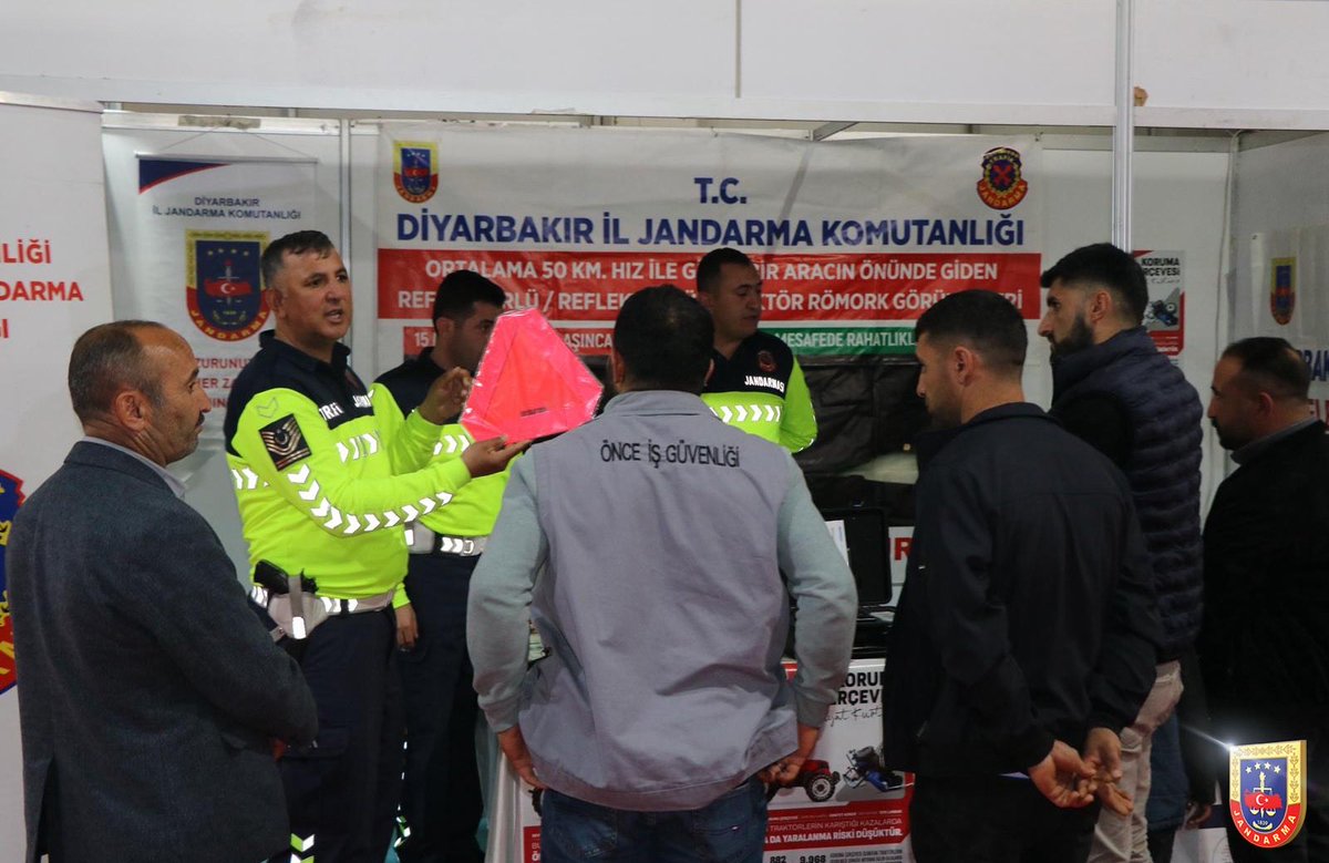 jandarma's tweet photo. Diyarbakır İl Jandarma Komutanlığı emrinde görevli Trafik Jandarması ekiplerimiz, Mezopotamya Tarım ve Hayvancılık Fuarı’na katılarak vatandaşlarımızla bir araya geldi.

Fuar kapsamında açılan stantta; çiftçi vatandaşlarımız ile zirai araç ve traktör kullanıcılarına reflektör ve dönerli flaşörlü lamba kullanımı ile genel trafik kuralları hakkında bilgilendirme yapıldı.

📍 Mezopotamya Uluslararası Fuar ve Kongre Merkezi-Diyarbakır

#Jandarma
#TrafikJandarması
#JandarmaAsayiş