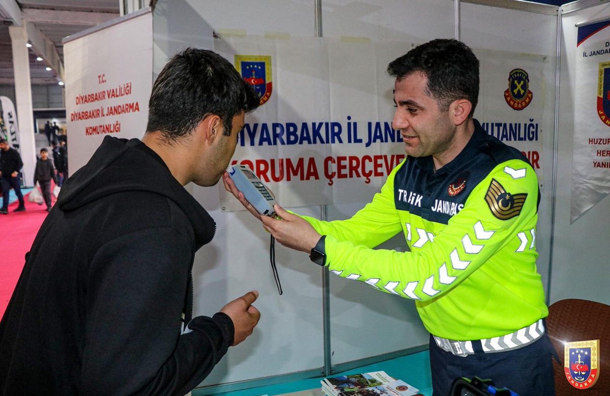 Diyarbakır İl Jandarma Komutanlığı emrinde görevli Trafik Jandarması ekiplerimiz, Mezopotamya Tarım ve Hayvancılık Fuarı’na katılarak vatandaşlarımızla bir araya geldi.

Fuar kapsamında açılan stantta; çiftçi vatandaşlarımız ile zirai araç ve traktör kullanıcılarına reflektör ve