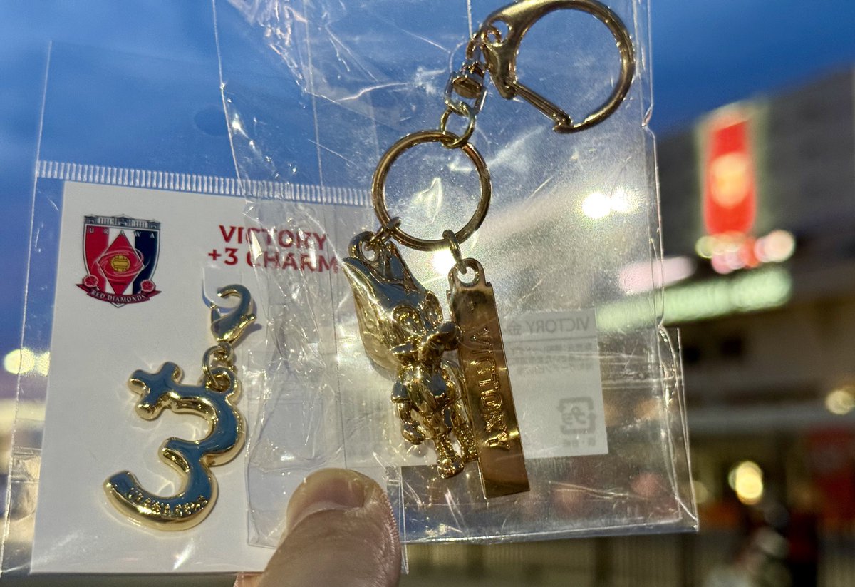 iTochAn218's tweet photo. レッズ勝ったー🙌⚽️
金のレディアもようやく買えた😆✨ https://t.co/4rAOZ5DPQi