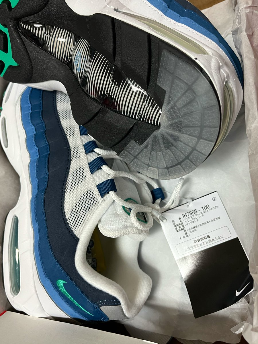 otaku_yujin's tweet image. ブルーグラデの擦り減り防止でとりあえずやっすいヒールプロテクター貼ってみた
#NIKE