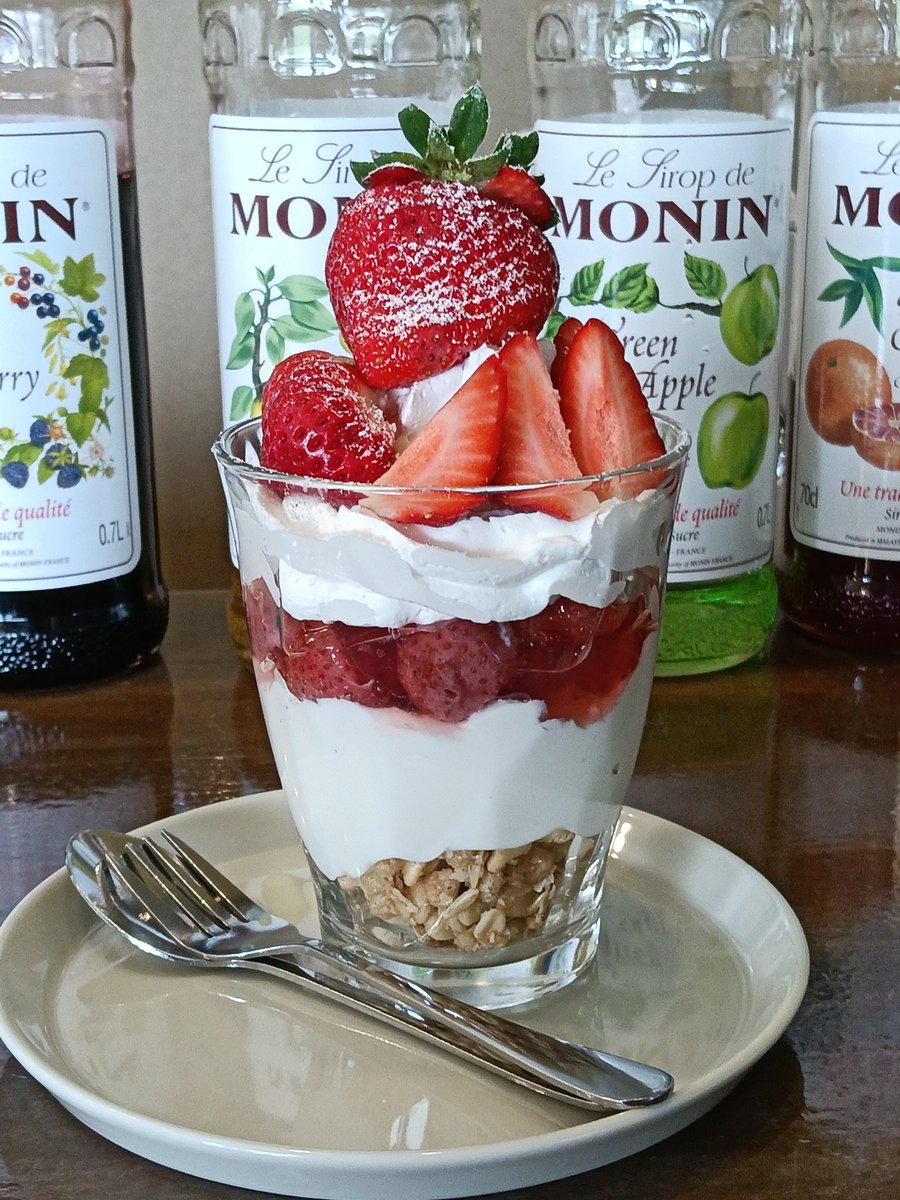 maittane77's tweet photo. 世界一美味しいイチゴミルクパフェ🍓を食べて来ました。又、行きます!!メッシュジャケットにTシャツ1枚だけで大観峰走ったらチキン肌になった・・・山の気候を舐めちゃいけませんな〜(T_T)
#RidersCafeTORQUE https://t.co/9vMtXJhnGR