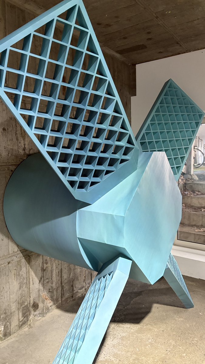 大橋鉄郎の展示でペーパークラフトで作られていたミサイルの尾翼、なんで格子状なんやと思って調べたら「グリッドフィン」というもので、空気抵抗の小ささ故に統御性は増すということらしい。軍事テクノロジー、割と素朴な力学的な機能性が幾何学的な秩序として顕現してる。

icas.org/icas_archive/I…