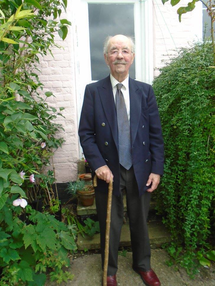 TerryTyler4's tweet image. #DailyPictureTheme 

Today: #Style 

A stylish gentleman indeed - my dad about 6 weeks before he died, outside the house he lived in with Mum when they were first married, in the 1950s.