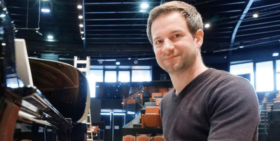 franceinfo_cult's tweet photo. INTERVIEW. "Le festival de Pâques de Deauville a changé ma vie d'artiste" : le pianiste Bertrand Chamayou sur scène samedi pour le concert de clôture 🎹 #FestivaldePâques @ChamayouB  @DeauvilleFr   https://t.co/ipuQUgKCUD via @franceinfo https://t.co/YpQhoqKn3N