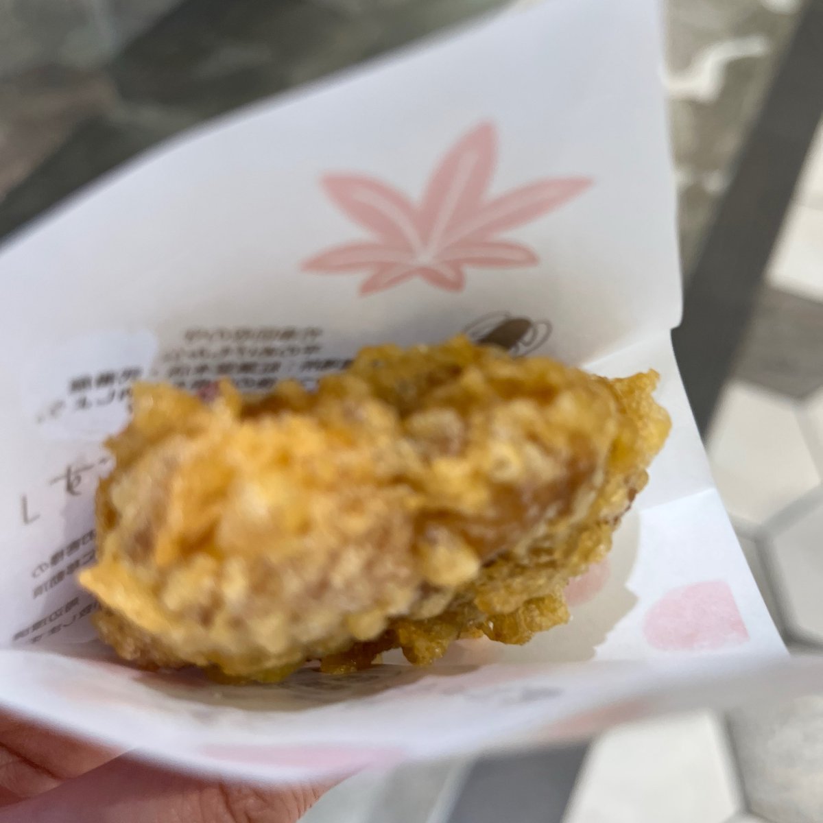 fyewsha's tweet photo. 揚げもみじ、初体験！
意外と軽い食感、ペロッと食べちゃった🍁 https://t.co/YD74aKgwUX