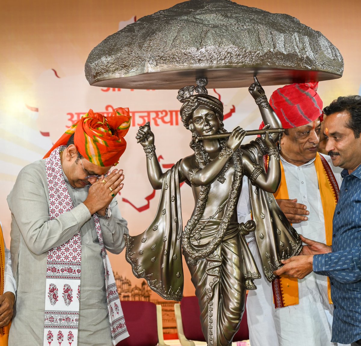 BhajanlalBjp's tweet photo. आज मुख्यमंत्री निवास पर कुम्हार-कुमावत-प्रजापत समाज के प्रतिनिधिमंडल ने भेंट कर राज्य सरकार द्वारा समाज हित में किए जा रहे कार्यों के प्रति आभार व्यक्त किया। इस अवसर पर 'माटी राजस्थान री' पुस्तक का विमोचन भी किया।

राजस्थान की प्रगति में कुम्हार-कुमावत-प्रजापत समाज की भूमिका सदैव महत्वपूर्ण रही है। समाज के आर्थिक सशक्तीकरण एवं पारंपरिक कला को आधुनिक तकनीक से जोड़ने के उद्देश्य से हमारी सरकार ने बजट में इलेक्ट्रिक चाक उपलब्ध कराने की महत्वपूर्ण घोषणा की है।

हमारी सरकार हस्तशिल्प कला के संवर्धन एवं सशक्तीकरण के साथ प्रदेश के सभी वर्गों एवं समुदायों के समग्र विकास के लिए पूर्णतः प्रतिबद्ध है।