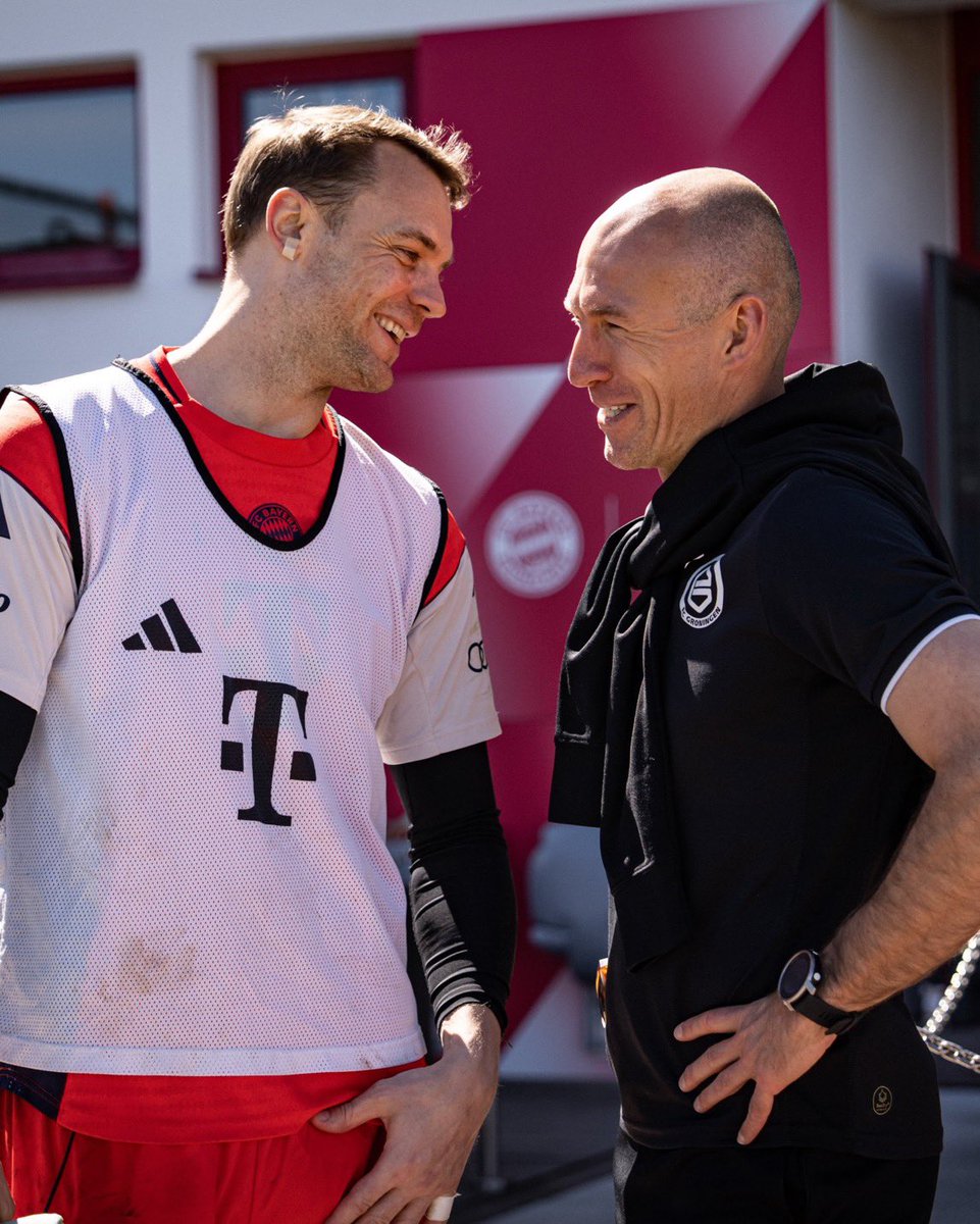 footpassionfrr's tweet image. Arjen Robben 🇳🇱 est venu rendre visite aux joueurs du Bayern et a pu retrouver son ami et ancien coéquipier Manuel Neuer ❤️🤍

De belles retrouvailles 🤩

#Robben #bayern #Neuer