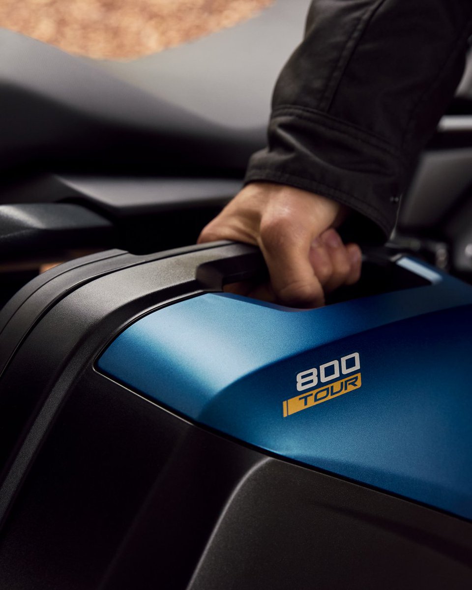 Triumph_Spain's tweet photo. Cada detalle cuenta cuando estás disfrutando de la ruta. 😎

La Tiger Sport 800 Tour es el mejor inicio de cualquier viaje. Tú decides hasta donde llegar. 🗺️

📲 Configura la tuya: https://t.co/F4kcRMFvmb

#ForTheRide #TriumphMotorcycles #TigerSport800Tour #Adventure https://t.co/SVMIjcUBmA
