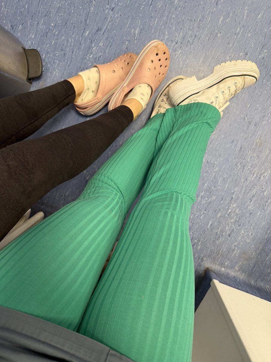 DeesseVirani's tweet photo. avec ma collègue @Golden_Feet1 
on attend vos 0ffrandes à nos pieds 🤤

pas simple de bosser le samedi alors que tout les autres ont un week-end de 3/4 j0urs 😩 https://t.co/HUHqTJhhw7