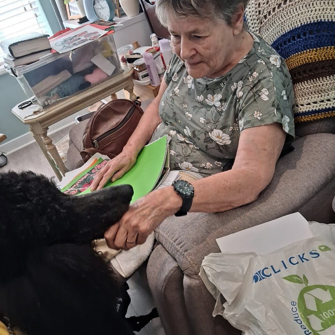 CareMacadamia's tweet image. Heartwarming start at The Somerset Care Centre! Therapy dogs Jimmy Hendrix &amp;amp; Buster brought joy and cuddles 🐾💙 #ElderlyCare #PetTherapy #CommunitySpirit #SomersetWest