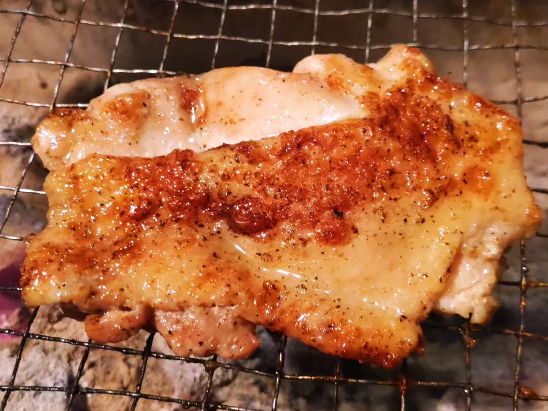 tereyakoki's tweet image. 花見やアウトドアで🏕️
鶏🐓もも肉を塊ごと..

塩＆コショウをし
日本酒を振りかけながら炭火でじっくりと
焼くと🔥

トリ串とは違い‼️
とってもジューシーで
柔らかく➕️皮パリパリをたっぷりお楽しみ
頂けます😋

#花見
#BBQ
#アウトドア
#炭火焼
#鶏肉
#キツネ色
#ジューシー
#柔らかい
#パリパリ