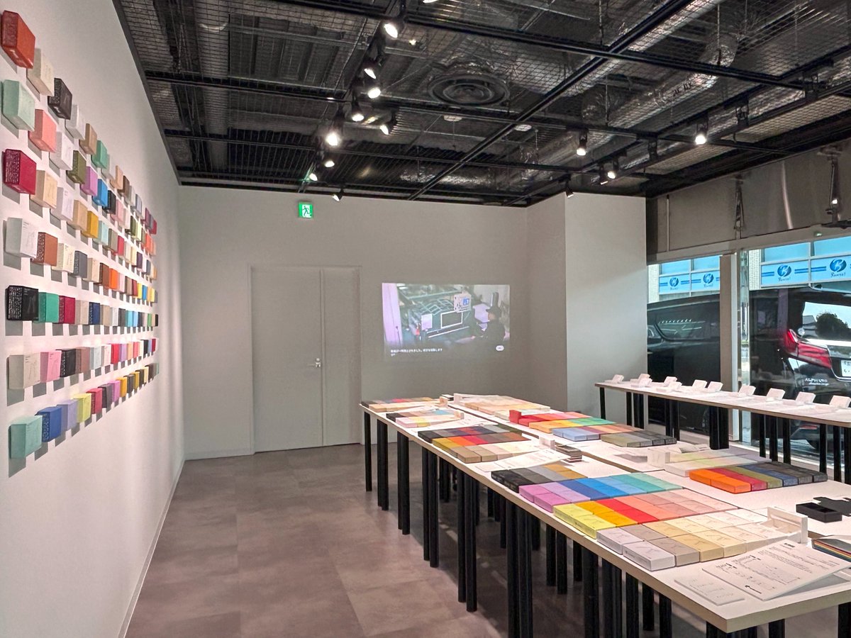 moomoo0018's tweet photo. 平和紙業主催の #パッケージの紙展 へ。14種のファインペーパーから作られたパッケージが並ぶ展示会で、手に取って触れることもできた。

紙によって質感が違い、合う商品も変わりそうだと思った。例えば「五感紙（画像3枚目）」は肌触りの柔らかさから、自然や素朴さを伝えたい商品に向きそう。 https://t.co/D0KM5bfzJ2