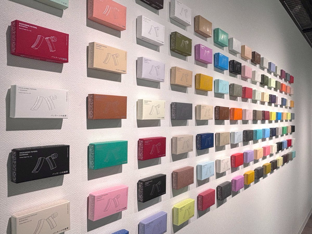 moomoo0018's tweet photo. 平和紙業主催の #パッケージの紙展 へ。14種のファインペーパーから作られたパッケージが並ぶ展示会で、手に取って触れることもできた。

紙によって質感が違い、合う商品も変わりそうだと思った。例えば「五感紙（画像3枚目）」は肌触りの柔らかさから、自然や素朴さを伝えたい商品に向きそう。 https://t.co/D0KM5bfzJ2