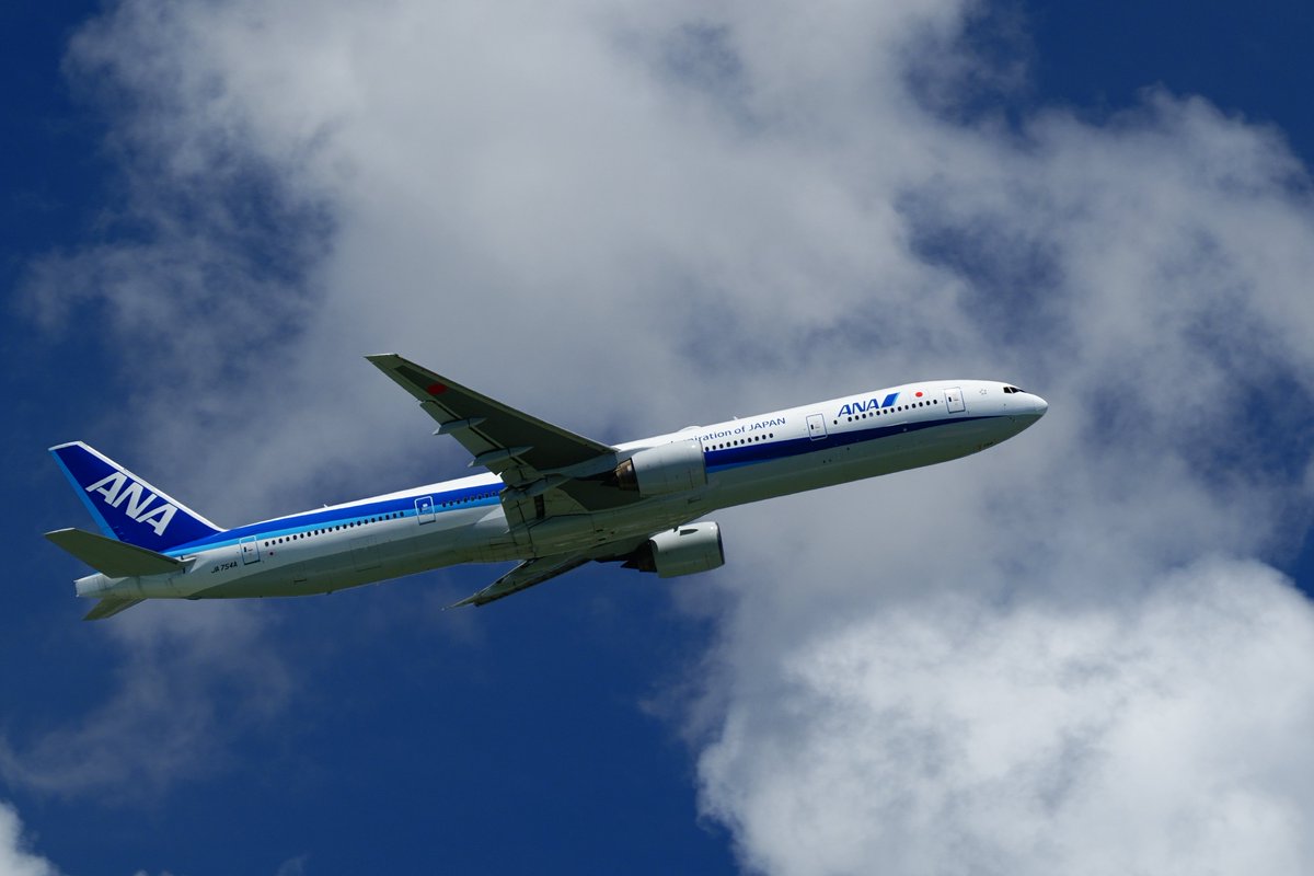 🛬 今夜の一枚 今年度で全機退役となるトリプルの象徴773 写真は一足先