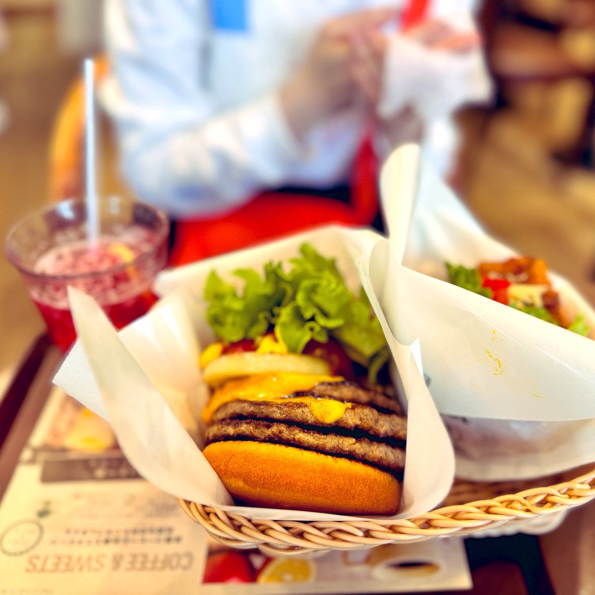 この後出店エリアに繰り出し、鹿肉タコスとチキンケバブを食い、テキーラをショットで飲みました。