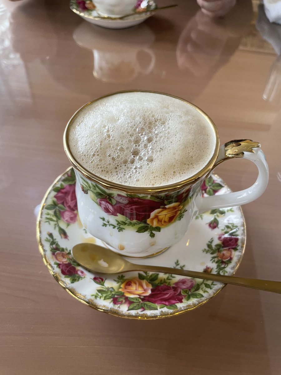 METALGIA_HC's tweet photo. 喫茶ツヅキ でカフェオレの天井落としを体験してきた！
めっちゃふわふわに泡立ってて美味しかった…最高すぎる https://t.co/ey7IRRNdlV