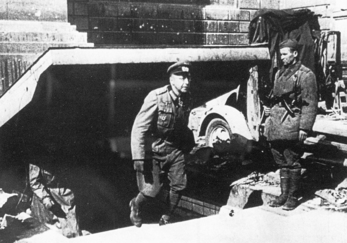 2 мая 1945 года. Генерал вермахта Г. Вейдлинг выходит из бункера во время капитуляции гарнизона Берлина.
