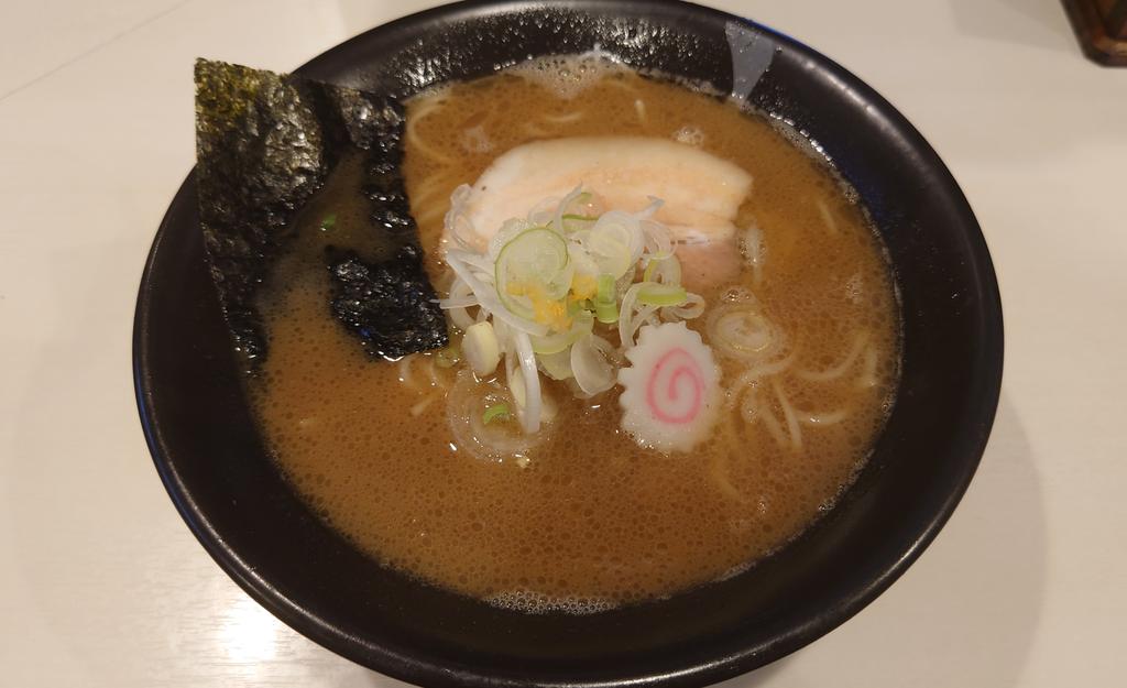 ryudyy's tweet photo. 麺屋 侍✨
濃厚魚介らーめん🍜
鶏豚濃厚と魚介を合わせた、
パワーのある濃厚魚介系スープ🐟
ほんのり柚子がアクセント。
定番ですが、抜群に美味しかった😊

#ラーメン #濃厚魚介らーめん #麺屋侍 #魚介系 #千葉 #おゆみ野 #らーめん #絶対に負けられない一杯がそこにはある https://t.co/TiO8xZ6ZFT