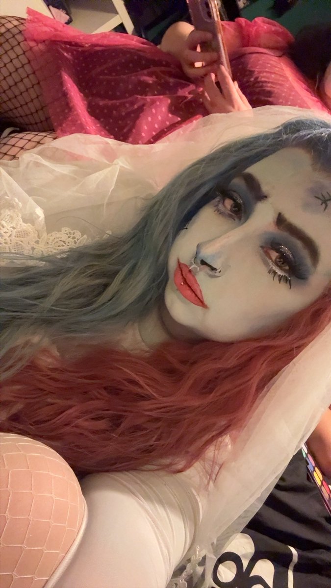 softgof's tweet photo. went to a halfway to halloween party as corpse bride and complimented by 2 leon kennedys what a night https://t.co/yhjiOCHAgw