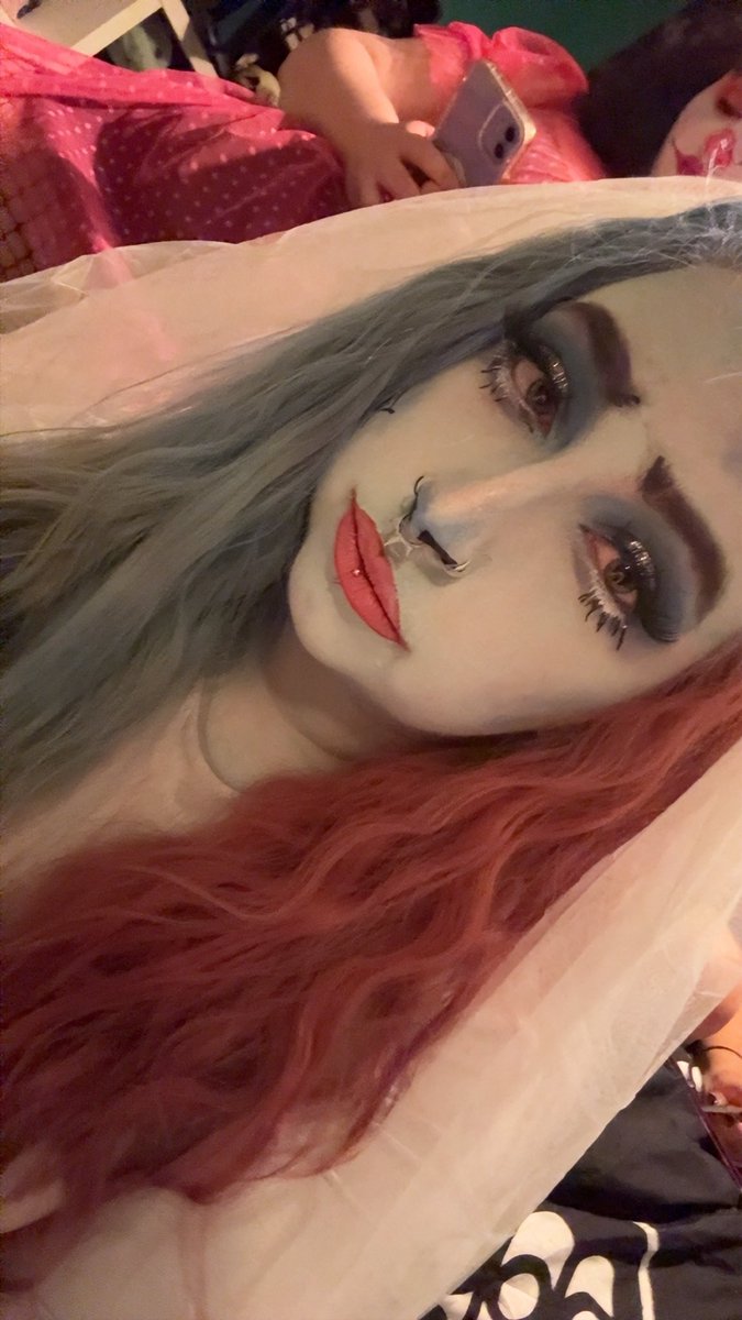 softgof's tweet photo. went to a halfway to halloween party as corpse bride and complimented by 2 leon kennedys what a night https://t.co/yhjiOCHAgw