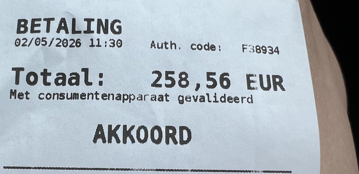 en_jsn's tweet photo. Ons trauma gevalletje zocht weer eens ruzie
5 minuten (letterlijk) naar de dierenarts:
1 injectie
2 soorten anti biotica
Consult
#kassa @Jastno2 en ik zijn gewend aan Hongaarse dierenarts prijzen. We schrokken ons dood 😵 https://t.co/Xc7TlIwIOI