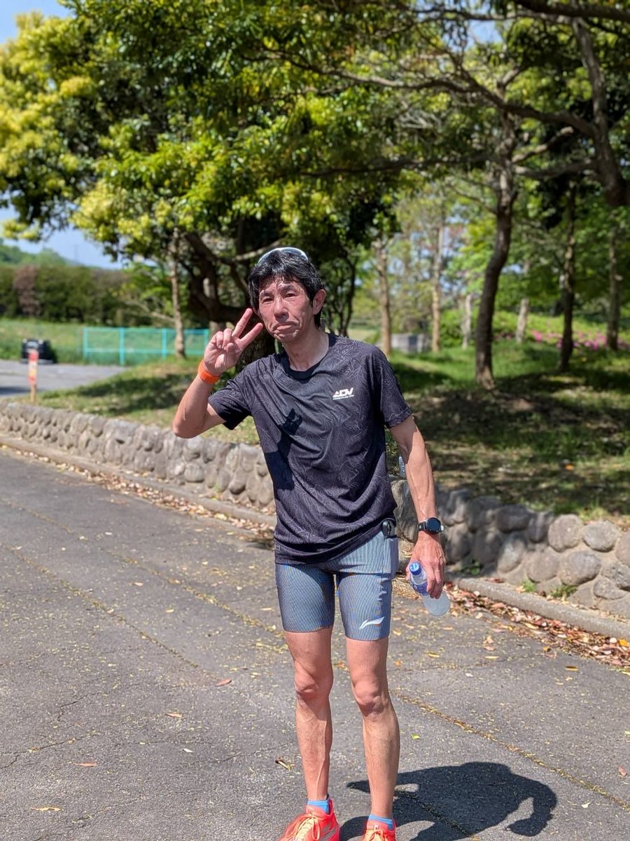 charlyfuku's tweet photo. 土曜練習会
外周2km+1km〜5km
夕方は娘送迎待ちジョグ
1日に20km以上走るなんざ自慢じゃないが生まれてこの方4回しかない笑
今日は関税遅延のお詫びに2枚送られてきたリーニンTシャツ着て全身リーニンコーデ
#50代ランナー #土曜練習会 #Lining #FeiDian #沢山走った https://t.co/pTksqvWeLH