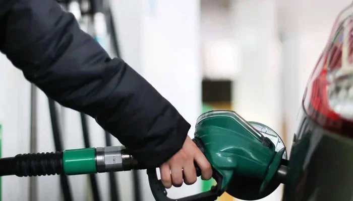PakWheels's tweet image. Petrol &amp;amp; diesel near Rs400—but here’s what you’re REALLY paying 👇

⛽ Petrol (Rs399.86/L)
• Taxes &amp;amp; levies: Rs129.72 (~32%)
• Petroleum levy: Rs103.50
• Customs: Rs23.72
• Climate levy: Rs2.50

🚛 Diesel (Rs399.58/L)
• Taxes &amp;amp; duties: Rs82.81 (~21%)
• Petroleum levy: