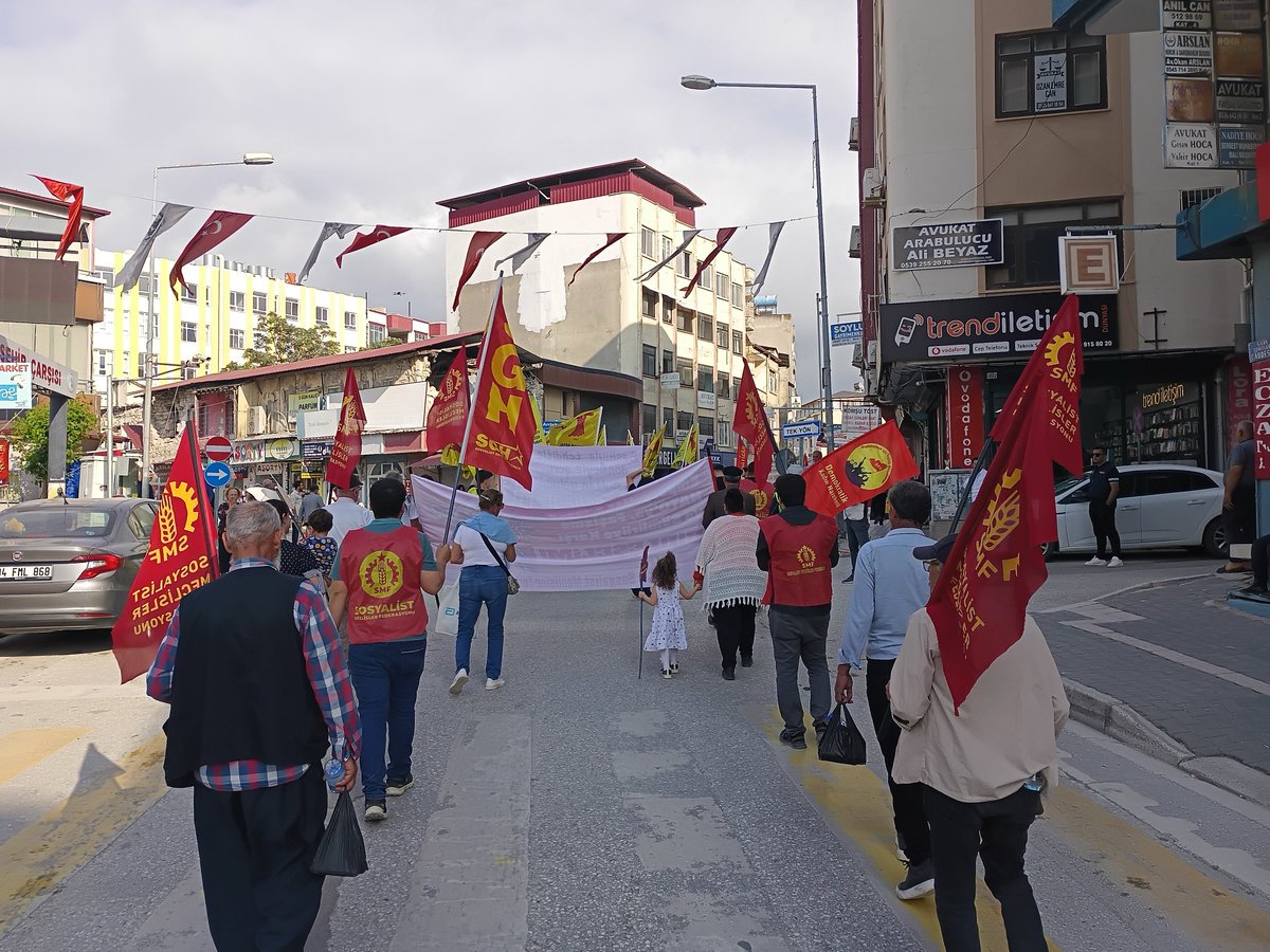 SMFederasyonu's tweet photo. 📍 Samandağ - 1 Mayıs 2026

Samandağ 1 Mayıs’ında alandaydık! 

Emperyalist savaşa, NATO’ya, faşizme ve sömürüye karşı birleşelim! 

Yaşasın 1 Mayıs!
Bijî 1 Gulan! https://t.co/LclWkvnq3d