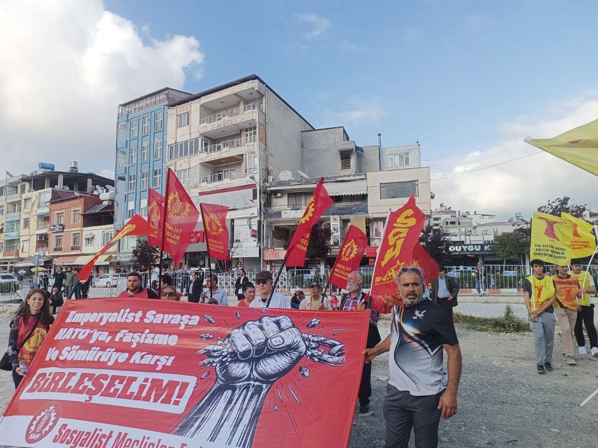SMFederasyonu's tweet photo. 📍 Samandağ - 1 Mayıs 2026

Samandağ 1 Mayıs’ında alandaydık! 

Emperyalist savaşa, NATO’ya, faşizme ve sömürüye karşı birleşelim! 

Yaşasın 1 Mayıs!
Bijî 1 Gulan! https://t.co/LclWkvnq3d