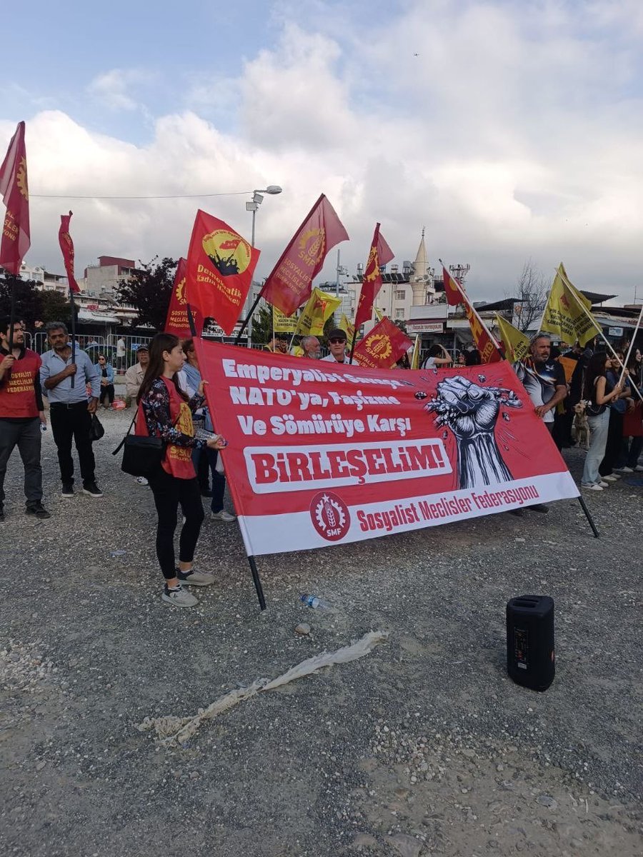 SMFederasyonu's tweet photo. 📍 Samandağ - 1 Mayıs 2026

Samandağ 1 Mayıs’ında alandaydık! 

Emperyalist savaşa, NATO’ya, faşizme ve sömürüye karşı birleşelim! 

Yaşasın 1 Mayıs!
Bijî 1 Gulan! https://t.co/LclWkvnq3d