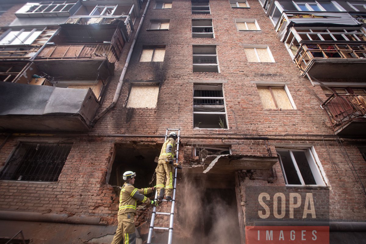 sopaimages's tweet image. #Firefighters #work at a #buildingdamaged by a #drone #crash in #Sumy, #Ukraine on April 11, 2026. The #Russianmilitary carried out a #droneattack on the ground floor of a #residentialbuilding in the #Ukrainian city of Sumy. 📷 Francisco Richart for SOPA Images