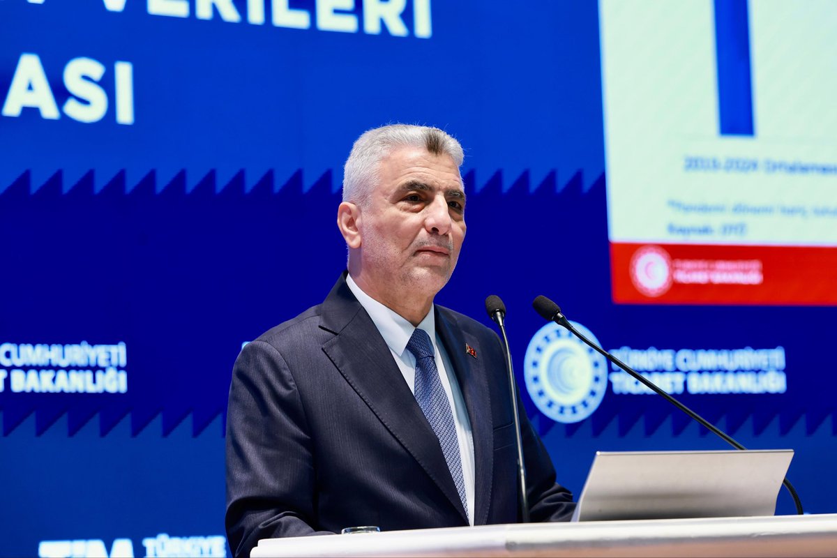 omerbolatTR's tweet photo. Bugün Karadeniz’in kıymetli kıyı şehirlerinden Ordu’da, Ordu Üniversitesinde, iş dünyamız ve kıymetli paydaşlarımızla birlikte 2026 yılı Nisan ayı dış ticaret verilerimizi kamuoyumuzla paylaştık.

Türkiye’miz, 2026 yılı Nisan ayı itibarıyla mal ve hizmet ihracatında toplam 398 milyar dolar ile;

🇹🇷 Tüm zamanların Nisan ayı ihracat rekorunu,
🇹🇷 Cumhuriyet tarihimizin ikinci en yüksek aylık mal ihracat rekorunu,
🇹🇷 Nisan itibarıyla 275,8 milyar dolar ile yıllıklandırılmış (son 12 ay) ihracat rekorunu, 
🇹🇷 Cumhuriyet tarihimizin en fazla ihracat yapılan 4. günü rekorunu ve
🇹🇷 Son 53 ayın en fazla net ihracat artışı rekorunu kırmıştır.

📍 Nisan ayında ihracatımız %22,3 artışla 25,4 milyar dolara yükselerek tüm zamanların en yüksek Nisan ayı ihracatına ulaşmış, böylece Cumhuriyet tarihimizin ikinci en yüksek aylık ihracat seviyesine erişilmiştir.

📍 Ocak–Nisan döneminde ihracatımız 88,6 milyar dolara, son 12 aylık yıllıklandırılmış ihracatımız ise 275,8 milyar dolara yükselmiştir.

📍 İhracatın ithalatı karşılama oranının 2025 yılı aynı dönemine göre %11,7'lik bir artışla %74,9’a yükselmesi, dış ticarette dengelenme sürecimizin güçlendiğini açıkça ortaya koymaktadır.

Küresel ekonomide belirsizliklerin arttığı, bölgemizde jeopolitik risklerin yoğunlaştığı bir dönemde elde ettiğimiz bu başarılar; üreten, istihdam sağlayan ve yeni pazarlara açılan ihracatçılarımızın azim ve gayretinin en güçlü göstergesidir.

Üreten, istihdam sağlayan ve dünyanın dört bir yanına Türk ürünlerini ve hizmetlerini ulaştıran tüm ihracatçılarımıza gönülden teşekkür ediyorum.

Cumhurbaşkanımız Sayın Recep Tayyip Erdoğan’ın güçlü liderliği ve #TürkiyeYüzyılı vizyonuyla;
#TicaretinYüzyılı için çalışmaya, üretmeye ve #BüyükTürkiye idealimiz için emek vermeye devam edeceğiz. 🇹🇷📈