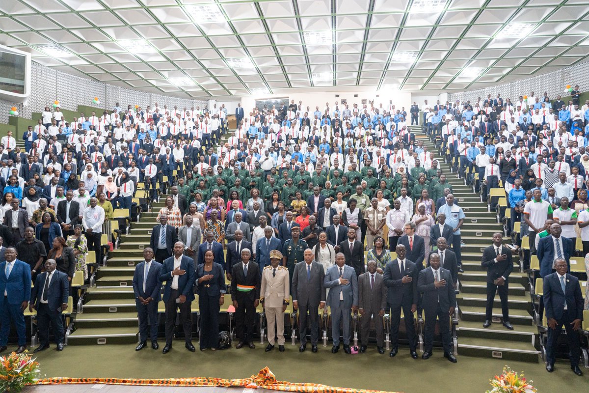 ACHIPatrick4's tweet photo. À l’@inphbpolytech  de #Yamoussoukro, échanges inspirants avec une jeunesse brillante.
Dans un monde exigeant, l’Afrique doit produire, innover, former, bâtir davantage.
Avec @AOuattara_PRCI, la Côte d’Ivoire avance.
À cette génération d’aller plus loin encore.
#Ensemble 🇨🇮 https://t.co/84zDewJDIM